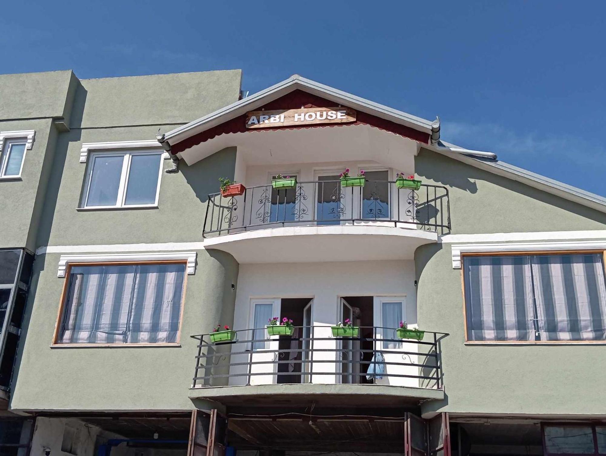 Arbi Guest House Kukes Екстер'єр фото