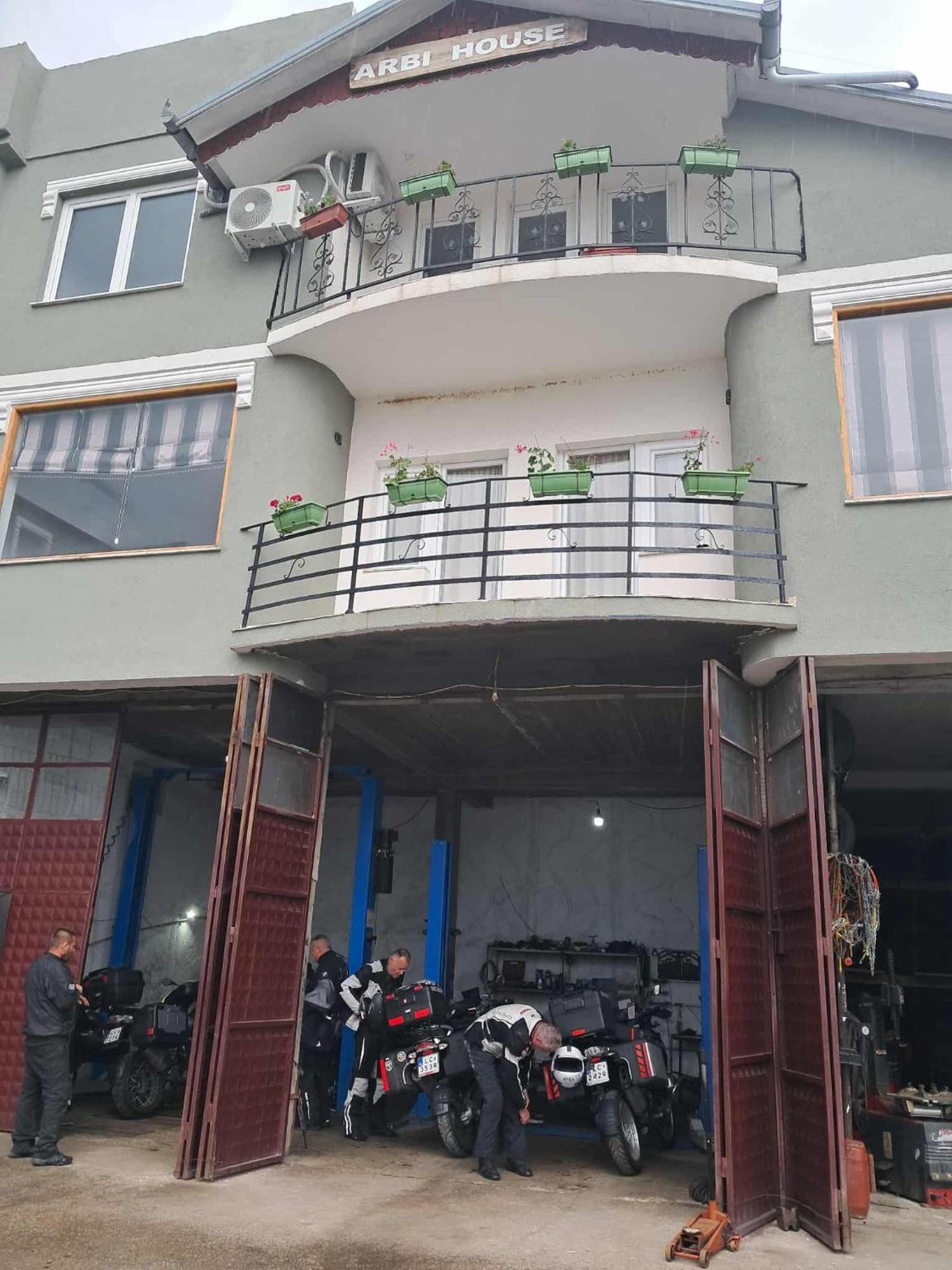 Arbi Guest House Kukes Екстер'єр фото